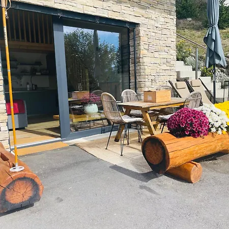 Chic Small New Up To 4 People, Pets Allowed Lens