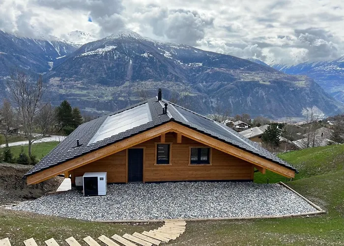 Chic Small New Up To 4 People, Pets Allowed