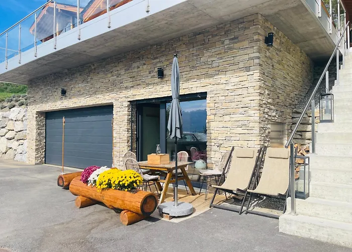 Chic Small New Up To 4 People, Pets Allowed