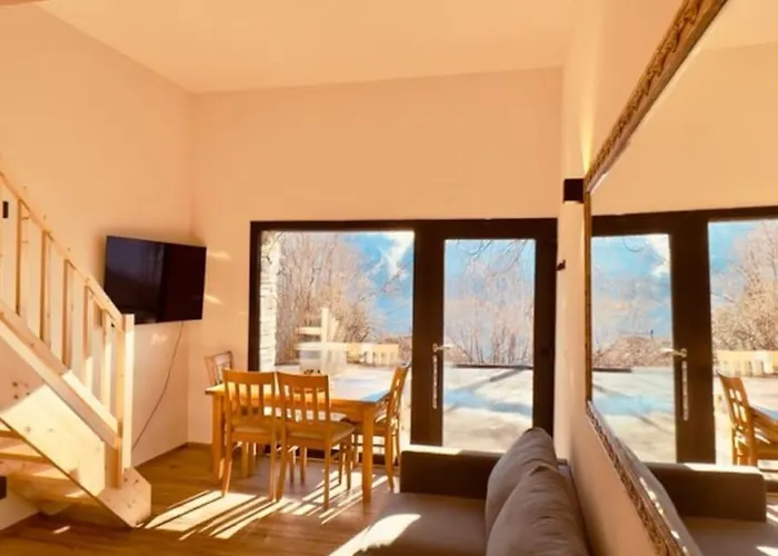 Chic Small New Up To 4 People, Pets Allowed